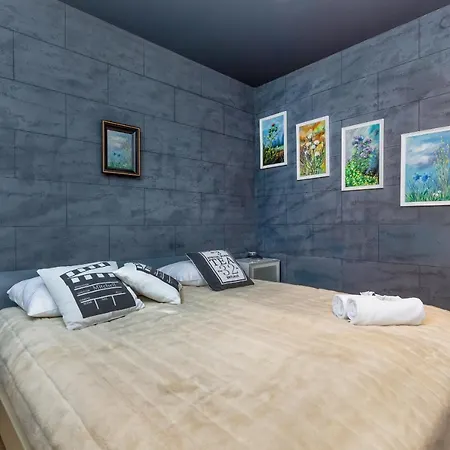 With Gym And Sauna By Renters Apartment *
